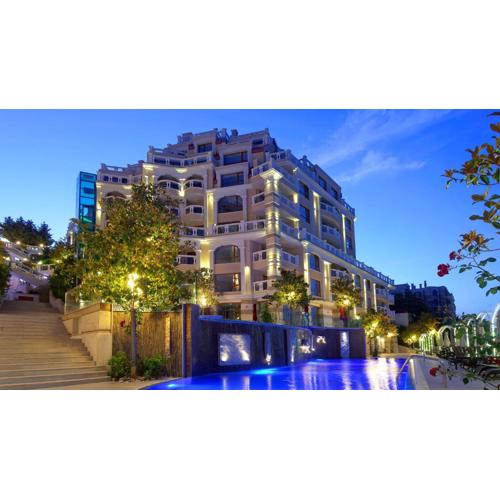 Luxurious and panoramic apartments at the beach in La Mer complex