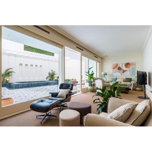 Luxurious Apartment with Andalusian Patio and Pool, Facing the Cathedral