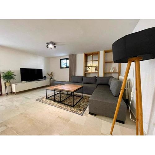 Luxurious apartment with garden s2