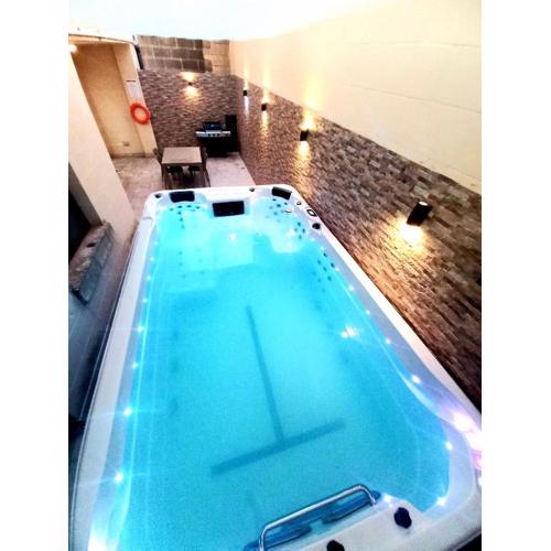 Luxurious apartment with heated pool jacuzzi