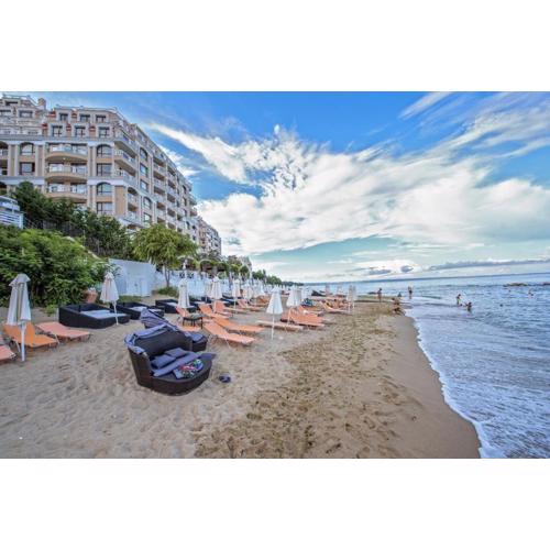 Luxurious beachfront apartment with private beach and panoramic views in La Mer complex