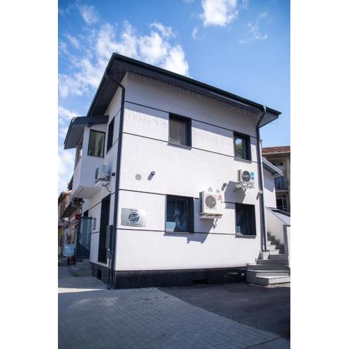 Luxurious House with three Deluxe rooms & Free Parking