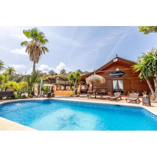 Luxurious Private Cabin Pool HotTub & FirePlace