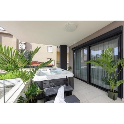 Luxurious Urban Retreat Apartment with Whirlpool and Private Parking