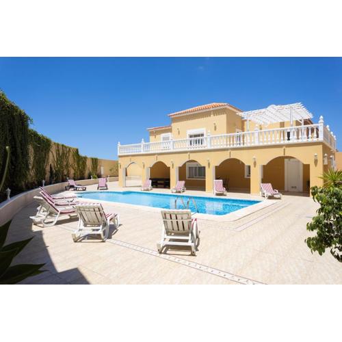 Luxurious villa 1,5 kilometers from Costa Adeje