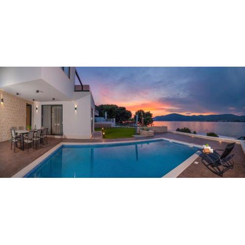 Luxurious Villa With Modern Interior And Pool