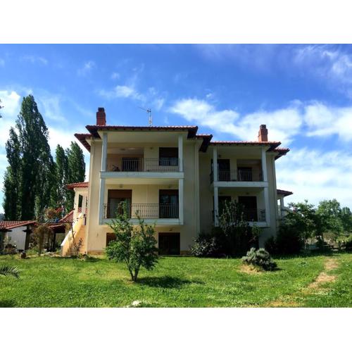Luxurius comfy 2-floor Apartment With Big Yard