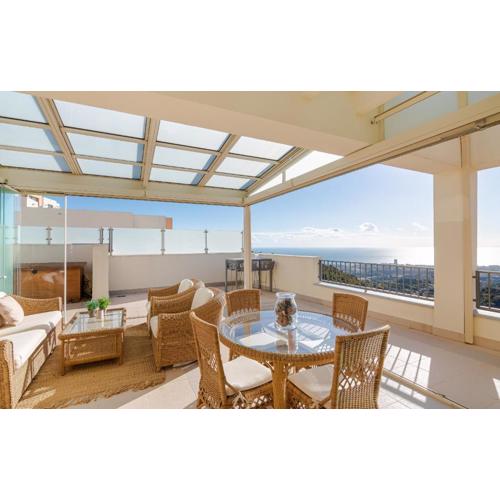 Luxurius Penthouse with Large Terrace and Spa