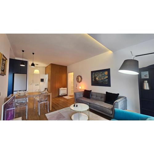 Luxury 2 BDR Apartment Bathtub & Lake View
