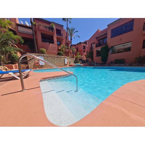 Luxury 2-Bed Apartment in Elviria w Pool