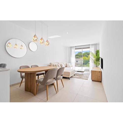 Luxury 2 bedroom apartment walk to beach RDR423