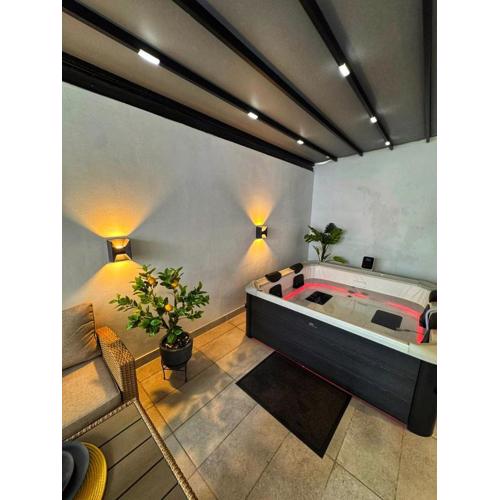 Luxury 2 storey 2bedroom condo with Private Jacuzzi & patio - Athens