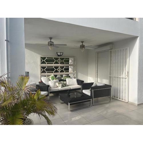 Luxury 4 bedroom villa with jacuzzi & large garden