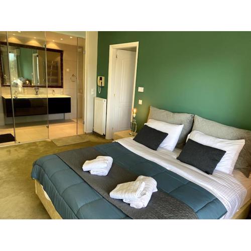 Luxury 4BR with 3 Bathrooms Apartment in Marousi
