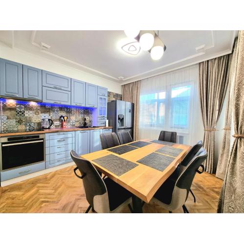 Luxury and Comfortable Central Apartment with Parking