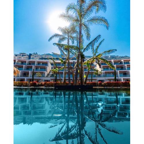 Luxury apartment - parking, pool and beach access