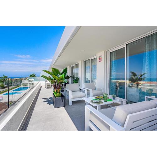 Luxury apartment. Heated Pool. AC. Ocean view!