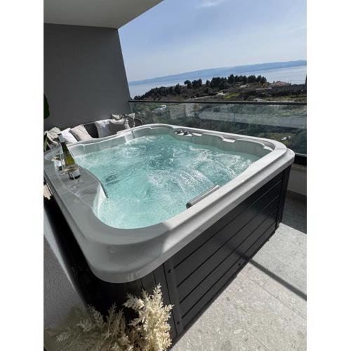 Luxury apartment L with jacuzzi