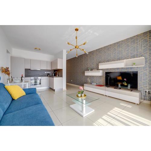 Luxury Apartment with Balcony, Central Area