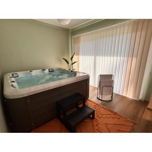 Luxury Apartment with Indoor Jacuzzi