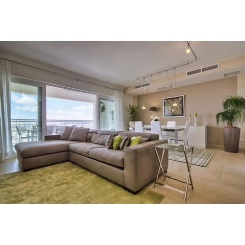 Luxury Apartment with Pool and Terrace, Top Location