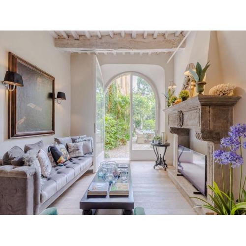 Luxury Apartment with Private Garden inside Lucca