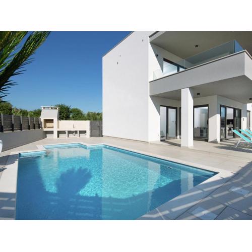 Luxury apartment with private pool, 100 m from the beach and close to Pula