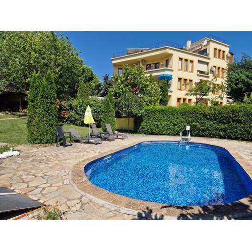 Luxury apartment with Swimming pool , Lovely Garden , BBQ place