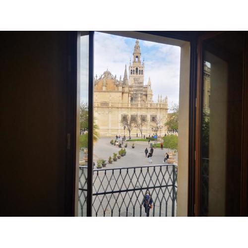 Luxury Apartment with views to Alcazar, Cathedral and Giralda.