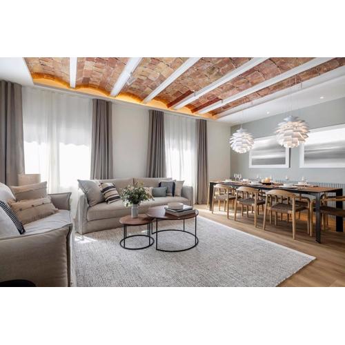 Luxury Apt with King Beds & Central AC in Heart of BCN