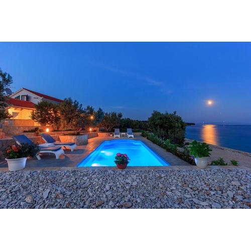 Luxury Beachfront Villa Dalmatino Trogir with private pool right at the beach in Okrug Gornji - Ciovo