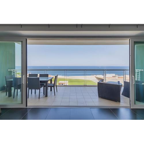 Luxury Coastal Apartment with Panoramic Views S9