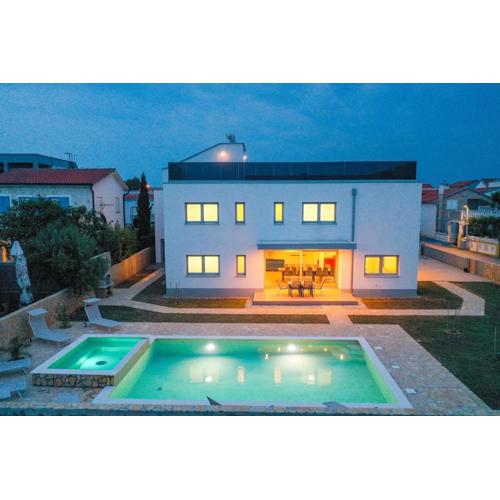 Luxury eight bedroom villa with swimming pool and jacuzzi 100 meters from the sea