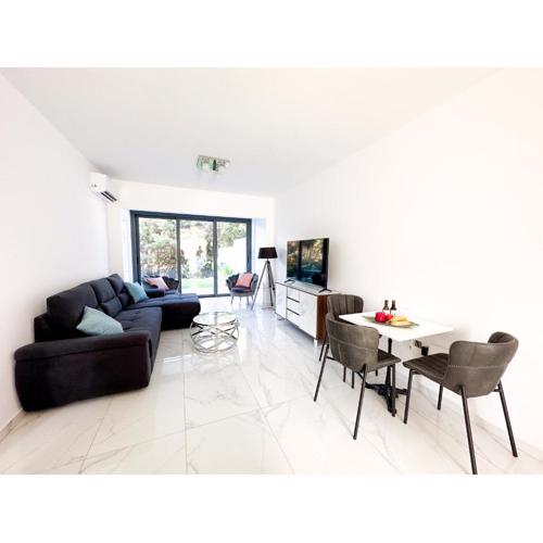 Luxury Garden Apartment