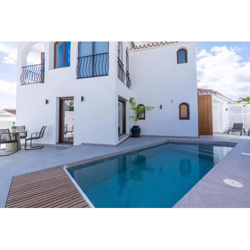 Luxury house with private heated pool in Nerja!