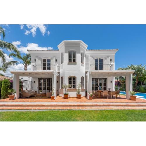 Luxury House with Private Pool and Stunning Interiors