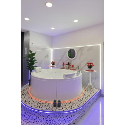 LUXURY JACUZZI \