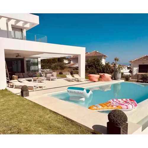 Luxury Modern 4 Bed villa - 5 minutes from town!