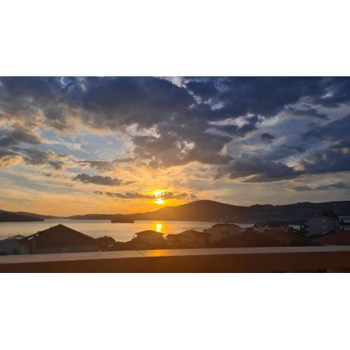 Luxury New 3BD Apartment with Rooftop Sea View & Pool