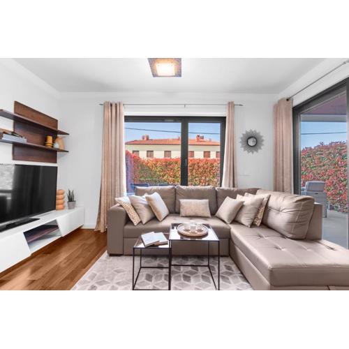 Luxury NEW apartment with private garden near the beach!