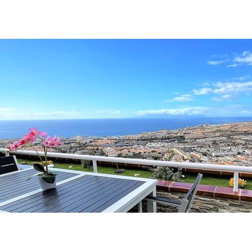 LUXURY PENTHOUSE, Best Sunset, Heated Pool, Fast WiFi