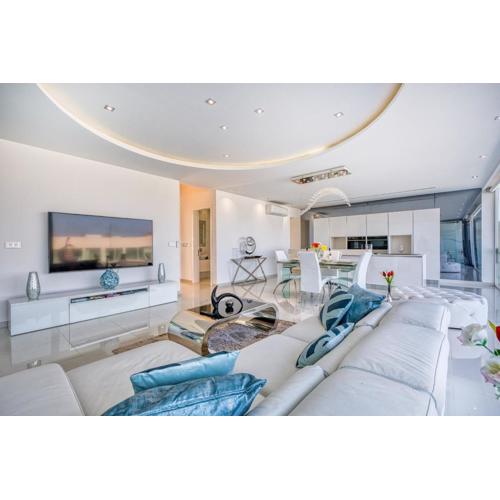 Luxury Penthouse in Swieqi with In and Outdoor Pool