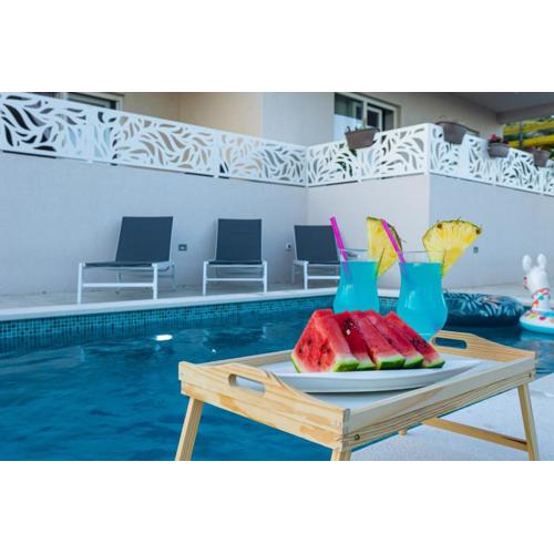 Luxury Poolside Oasis Split