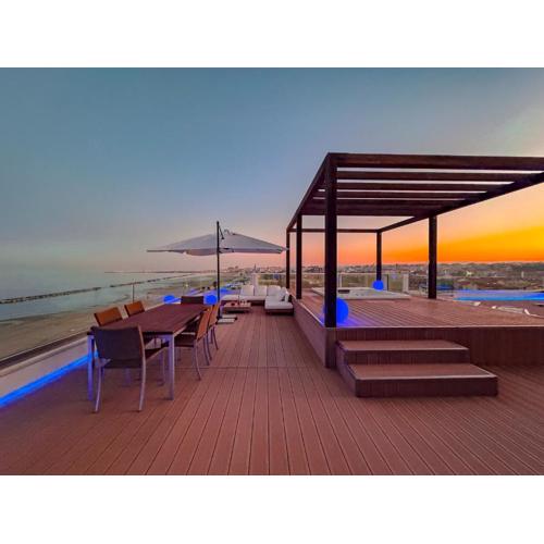 Luxury Seafront Penthouse with Spacious Terrace, Beach and Private Parking
