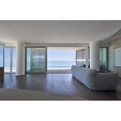 Luxury Seafront with Private Parking and Beach