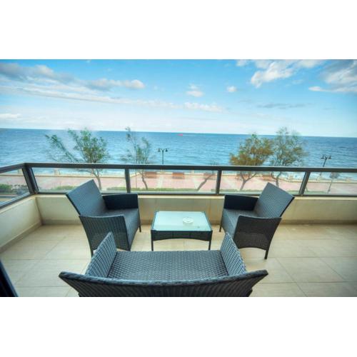 Luxury & spacious 3 bedroom seafront, balcony YHAI1-1