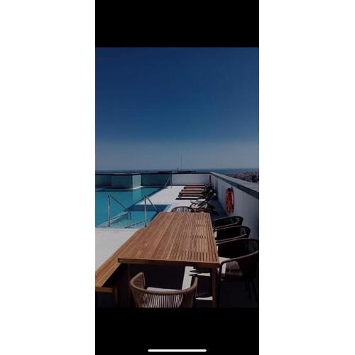 Luxury tower pool&free parking 10 min to historical center