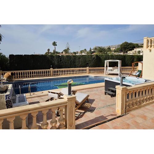 Luxury Villa - pool, hot tub, aircon, TVs, home cinema, office, Gbit Internet, sports equipment