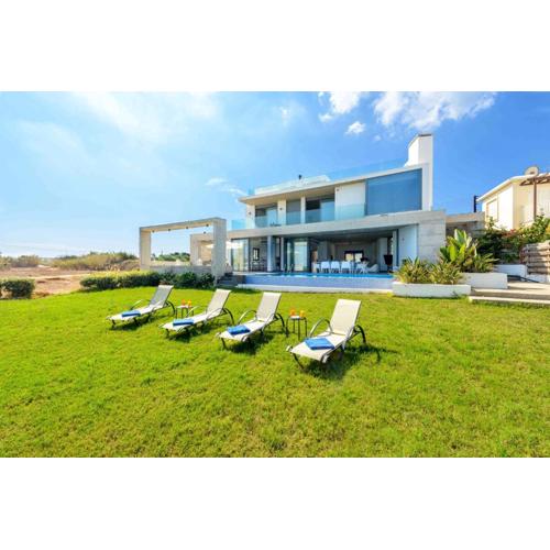 Luxury villa by the sea with heated pool