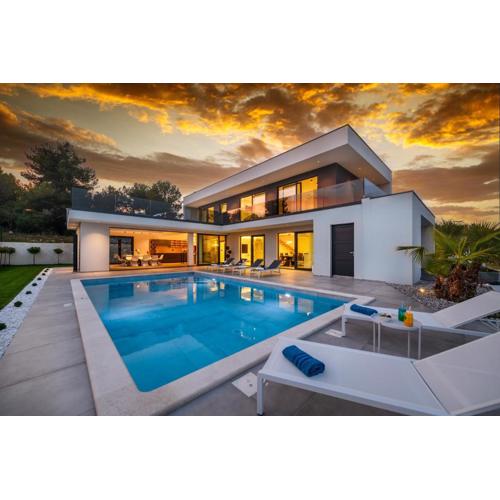 Luxury Villa Luni with big private pool and hot tub in Medulin